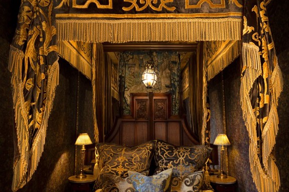 Luxurious bed in The Heriot Suite